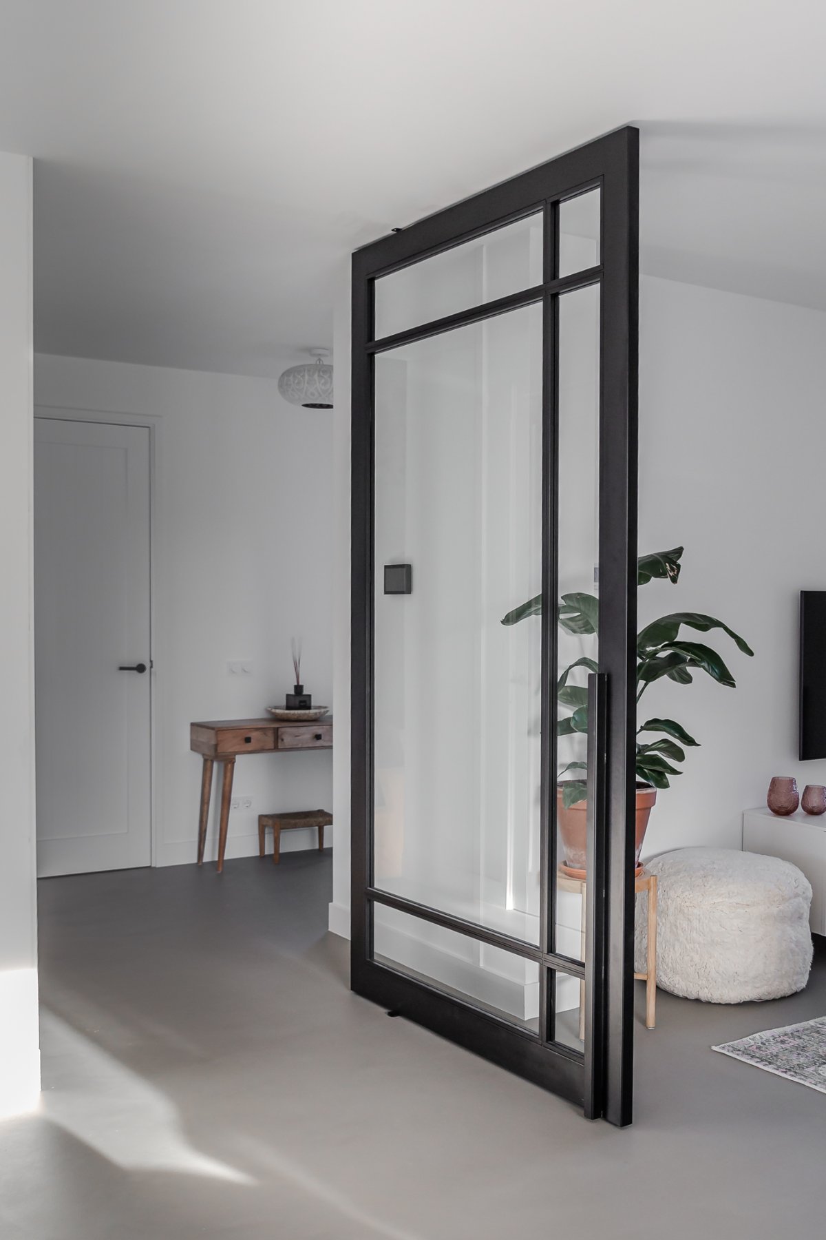 Taatsdeur half open naar de hal