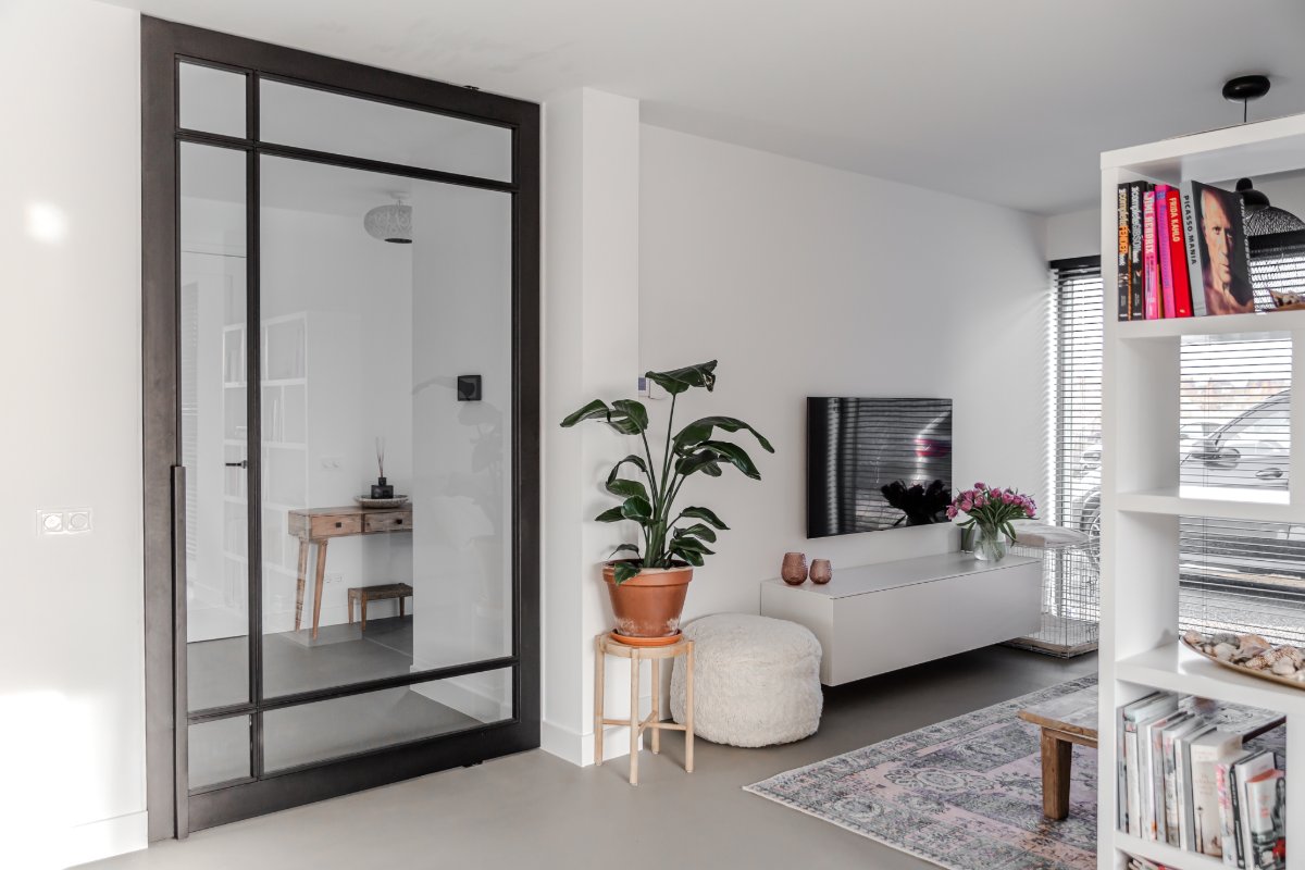 Zwarte taatsdeur in een witte kamer