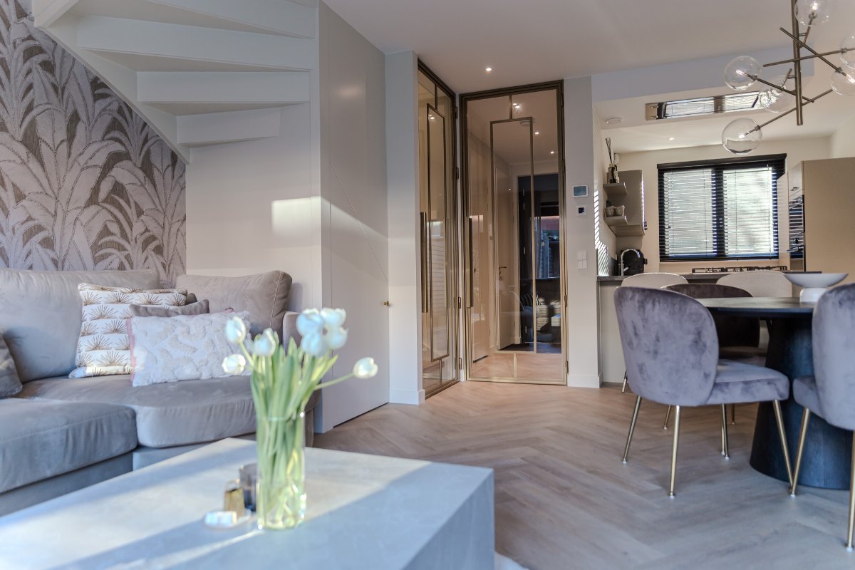 Eethoek met ronde tafel en bronzen deuren