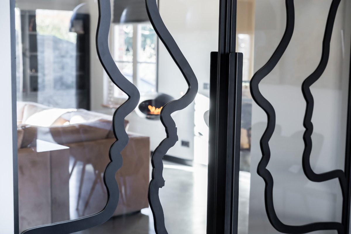 Detail van het stalen kunstwerk in het glas
